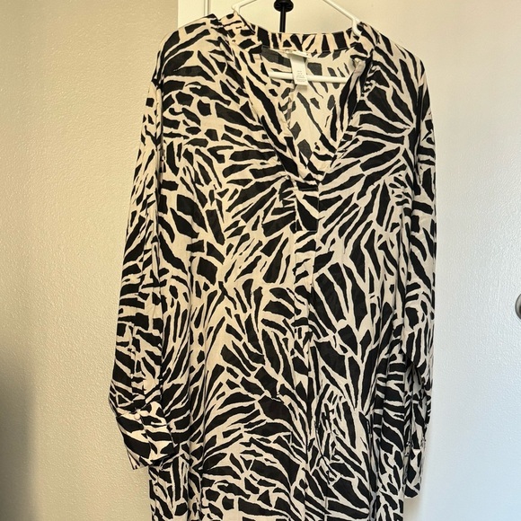 H&M’s medium size long sleeve, a bit oversized - Picture 2 of 4